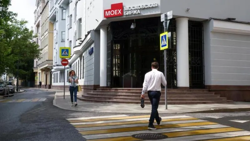 Russian stock market falls at open on July 22