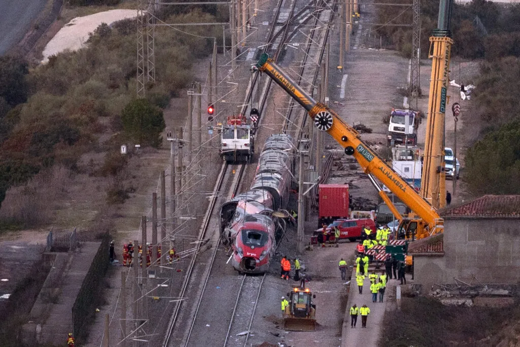 Servicios de emergencia trabajan en el lugar de la colisión de trenes de alta velocidad en Adamuz