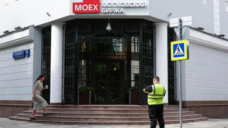 Russian stock market climbs at the open, showing resilience
