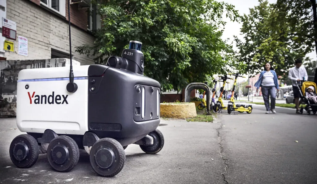 A Yandex delivery robot moves through Moscow.