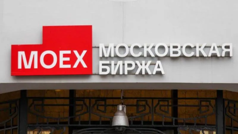 Russian stock market edges into growth as main trading session begins
