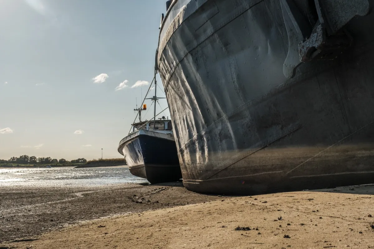 At low water, the skipper comes after the dikes, nature and drinking water