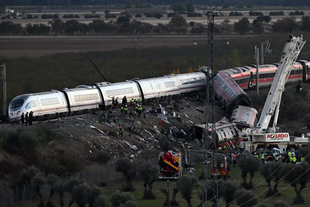 Grua trabaja en el lugar del accidente ferroviario entre dos unidades de alta velocidad