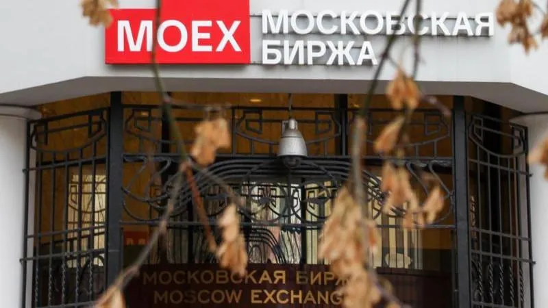 Russian stock market declines at trading open