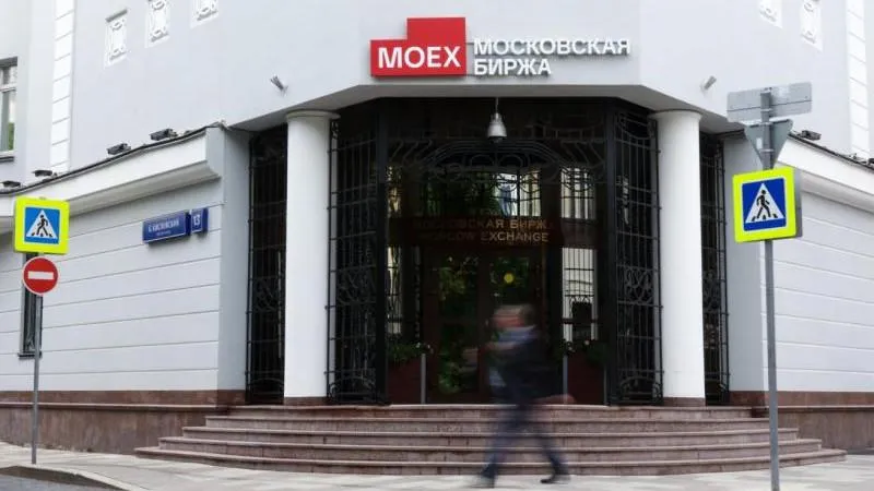 Russian stock market moved into growth at the opening of trading, showing resilience