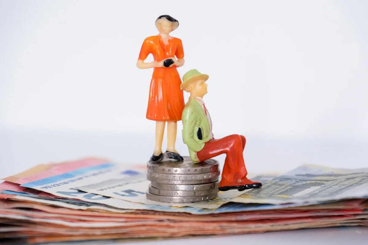 Do women really have less financial knowledge, or is it just lower confidence?