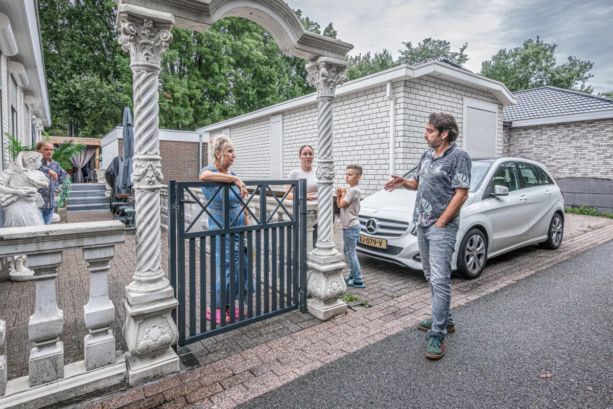 (Not) jumping on the bandwagon: the trailer‑park standoff